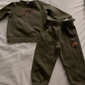 Green & Orange Nike Baby Matching Set